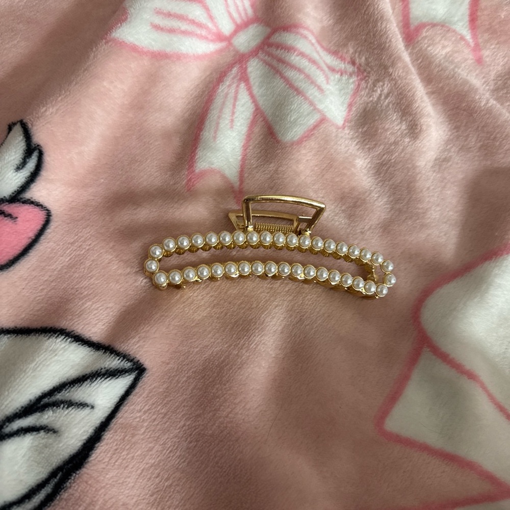 gold and pearl claw clip